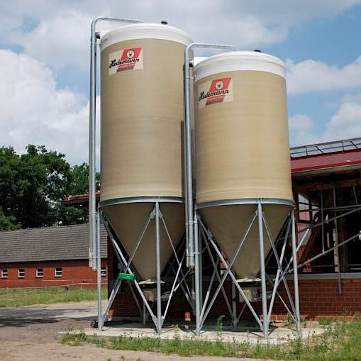 Zwei Außensilos am Stall